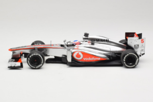 McLaren MP4-28 Mercedes #5 J. Button Vodafone McLaren F1 2013 Minichamps 1:18 530131805 Kov – obrázok 3 z 7