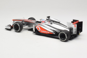 McLaren MP4-28 Mercedes #5 J. Button Vodafone McLaren F1 2013 Minichamps 1:18 530131805 Kov – obrázok 5 z 7