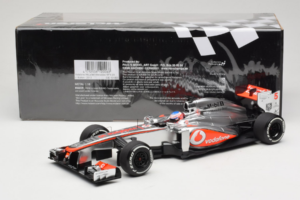 McLaren MP4-28 Mercedes #5 J. Button Vodafone McLaren F1 2013 Minichamps 1:18 530131805 Kov – obrázok 6 z 7