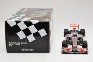 McLaren MP4-28 Mercedes #5 J. Button Vodafone McLaren F1 2013 Minichamps 1:18 530131805 Kov – obrázok 7 z 7