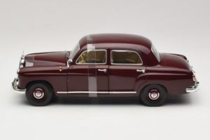 Mercedes 180 Ponton Tmavočervený Revell 1:18 08876 Kov – obrázok 3 z 6