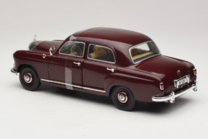 Mercedes 180 Ponton Tmavočervený Revell 1:18 08876 Kov – obrázok 5 z 6