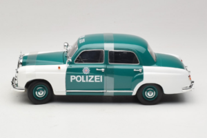 Mercedes 180 Ponton Polizei Revell 1:18 8863 Kov – obrázok 3 z 6