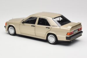 Mercedes 190E W201 2.3-16 Smoke Silver Metallic Norev 1:18 183831 Kov – obrázok 7 z 8
