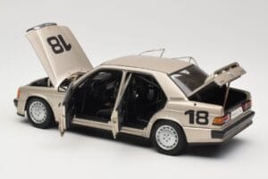 Mercedes 190E 2.3-16 W201 #1 N. Lauda Race of Champions Nurburgring 1984 AUTOart 1:18 88431 Kov – obrázok 5 z 8