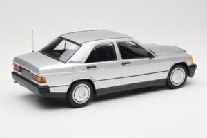 Mercedes 190E W201 Strieborný Minichamps 1:18 155037004 Kov – obrázok 2 z 6