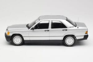 Mercedes 190E W201 Strieborný Minichamps 1:18 155037004 Kov – obrázok 3 z 6
