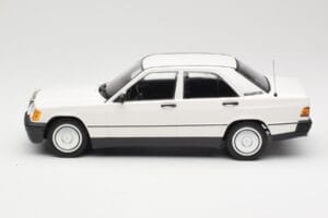 Mercedes 190E W201 Biely Minichamps 1:18 155037002 Kov – obrázok 3 z 6