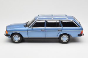 Mercedes 200 S123 T-Model Diamond Modrý Edícia Dealer Norev 1:18 B66040671 Kov – obrázok 4 z 8