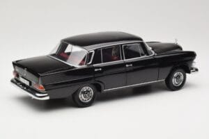 Mercedes 200 W110 Čierny Norev 1:18 183574 Kov – obrázok 3 z 8
