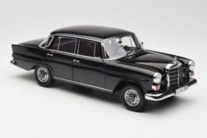 Mercedes 200 W110 Čierny Norev 1:18 183574 Kov – obrázok 6 z 8