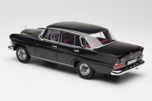 Mercedes 200 W110 Čierny Norev 1:18 183574 Kov – obrázok 7 z 8