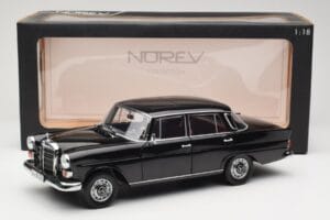 Mercedes 200 W110 Čierny Norev 1:18 183574 Kov – obrázok 8 z 8