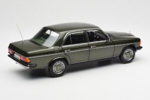 Mercedes 200 W123 Cypress Zelený Metalíza Edícia Dealer Norev 1:18 B66040654 Kov – obrázok 3 z 8