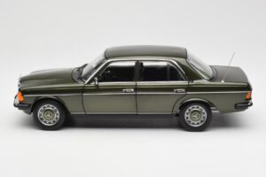Mercedes 200 W123 Cypress Zelený Metalíza Edícia Dealer Norev 1:18 B66040654 Kov – obrázok 4 z 8