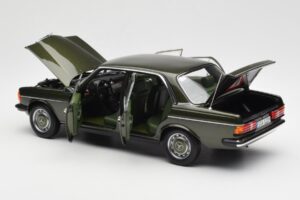 Mercedes 200 W123 Cypress Zelený Metalíza Edícia Dealer Norev 1:18 B66040654 Kov – obrázok 5 z 8