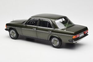 Mercedes 200 W123 Cypress Zelený Metalíza Edícia Dealer Norev 1:18 B66040654 Kov – obrázok 7 z 8