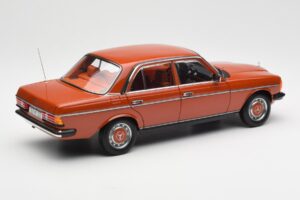 Mercedes 200 W123 English Červený Edícia Dealer Norev 1:18 B66040653 Kov – obrázok 3 z 8