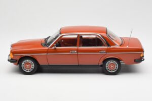 Mercedes 200 W123 English Červený Edícia Dealer Norev 1:18 B66040653 Kov – obrázok 4 z 8
