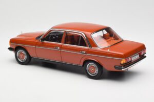 Mercedes 200 W123 English Červený Edícia Dealer Norev 1:18 B66040653 Kov – obrázok 7 z 8