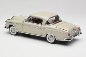 Mercedes 220 SE W128 Coupe Svetlo Šedý Sun Star 1:18 3568 Kov – obrázok 7 z 8