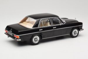 Mercedes 220D W115 Čierny MCG 1:18 MCG18117 Kov – obrázok 2 z 6