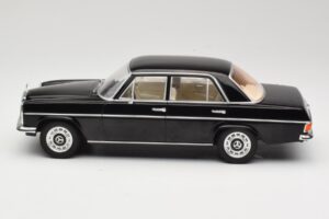 Mercedes 220D W115 Čierny MCG 1:18 MCG18117 Kov – obrázok 3 z 6