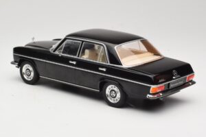 Mercedes 220D W115 Čierny MCG 1:18 MCG18117 Kov – obrázok 5 z 6