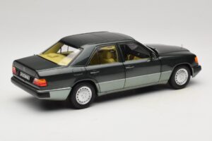 Mercedes 230E W124 Night Green Metallic Norev 1:18 183952 Kov – obrázok 3 z 8