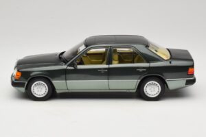 Mercedes 230E W124 Night Green Metallic Norev 1:18 183952 Kov – obrázok 4 z 8