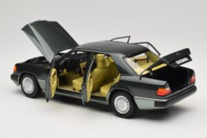Mercedes 230E W124 Night Green Metallic Norev 1:18 183952 Kov – obrázok 5 z 8