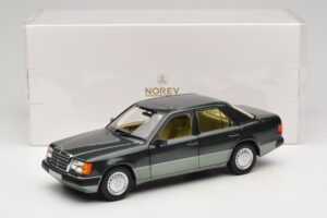 Mercedes 230E W124 Night Green Metallic Norev 1:18 183952 Kov – obrázok 8 z 8
