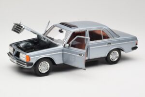 Mercedes 230E W123 Strieborný & Svetlomodrý Revell 1:18 08407 Kov – obrázok 2 z 8