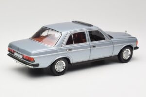 Mercedes 230E W123 Strieborný & Svetlomodrý Revell 1:18 08407 Kov – obrázok 3 z 8