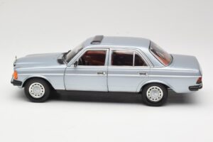 Mercedes 230E W123 Strieborný & Svetlomodrý Revell 1:18 08407 Kov – obrázok 4 z 8