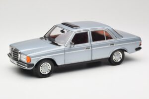 Mercedes 230E W123 Strieborný & Svetlomodrý Revell 1:18 08407 Kov