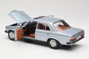 Mercedes 230E W123 Strieborný & Svetlomodrý Revell 1:18 08407 Kov – obrázok 5 z 8