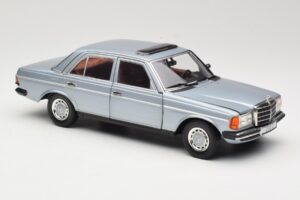 Mercedes 230E W123 Strieborný & Svetlomodrý Revell 1:18 08407 Kov – obrázok 6 z 8
