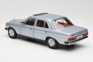 Mercedes 230E W123 Strieborný & Svetlomodrý Revell 1:18 08407 Kov – obrázok 7 z 8