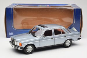 Mercedes 230E W123 Strieborný & Svetlomodrý Revell 1:18 08407 Kov – obrázok 8 z 8