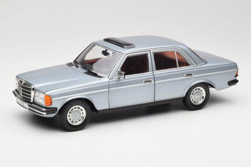 Mercedes 230E W123 Strieborný & Svetlomodrý Revell 1:18 08407 Kov
