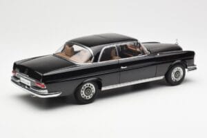 Mercedes 280 SE W111 Coupe Čierny AUTOart 1:18 76286 Kov – obrázok 3 z 8
