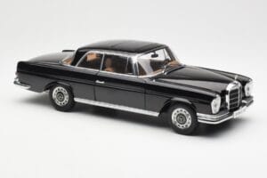 Mercedes 280 SE W111 Coupe Čierny AUTOart 1:18 76286 Kov – obrázok 6 z 8