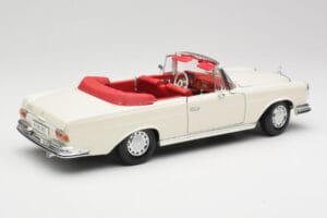 Mercedes 280SE W108 Ivory Biely Maisto 1:18 50223 Kov – obrázok 3 z 8