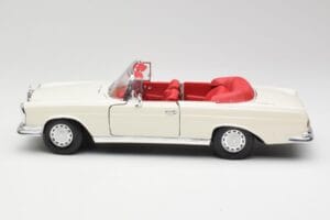 Mercedes 280SE W108 Ivory Biely Maisto 1:18 50223 Kov – obrázok 4 z 8