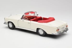 Mercedes 280SE W108 Ivory Biely Maisto 1:18 50223 Kov – obrázok 7 z 8
