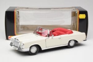 Mercedes 280SE W108 Ivory Biely Maisto 1:18 50223 Kov – obrázok 8 z 8