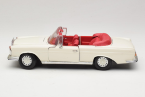 Mercedes 280 SE W108 Biely Maisto 1:18 52111 Kov – obrázok 4 z 8