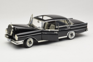 Mercedes 300 SE W112 Black Metallic Revell 1:18 08910 Kov – obrázok 2 z 8