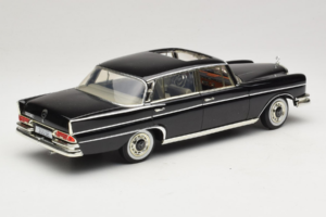 Mercedes 300 SE W112 Black Metallic Revell 1:18 08910 Kov – obrázok 3 z 8